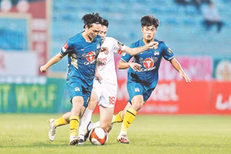HAGL (áo xanh) phải đua trụ hạng sau giai đoạn 1 V.League 2023. Ảnh: Hiền Nguyễn