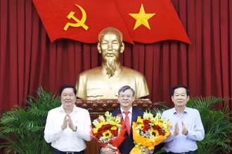Lãnh đạo Thành ủy Cần Thơ chúc mừng đồng chí Trương Cảnh Tuyên.