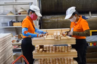 Sản xuất mặt hàng gỗ xuất khẩu.