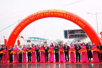 Các đại biểu cắt băng khai trương hành trình du lịch trên vịnh Bái Tử Long.