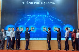 Các đại biểu phát động phong trào "Bình dân học vụ số".