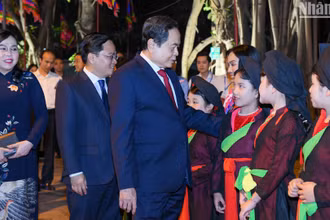 Chủ tịch Quốc hội Trần Thanh Mẫn với các cháu thiếu nhi tại Khu Di tích Quốc gia đặc biệt Đền Đô.