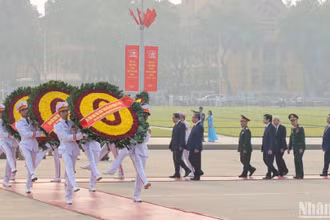 Các đồng chí lãnh đạo, nguyên lãnh đạo Đảng, Nhà nước đặt vòng hoa và vào Lăng viếng Chủ tịch Hồ Chí Minh.