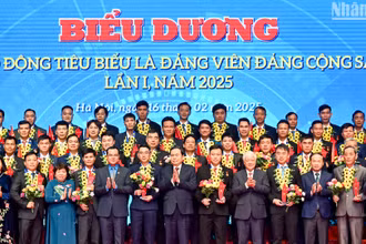 Chủ tịch Quốc hội Trần Thanh Mẫn cùng các đồng chí lãnh đạo Đảng, Nhà nước với 95 công nhân lao động tiêu biểu là đảng viên Đảng Cộng sản Việt Nam.
