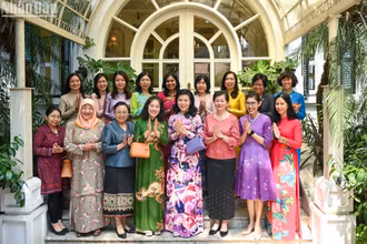 Bà Ngô Phương Ly, Phu nhân Tổng Bí thư, Chủ tịch nước Tô Lâm cùng thành viên Ban Chấp hành Nhóm Phụ nữ Cộng đồng ASEAN (AWCH).