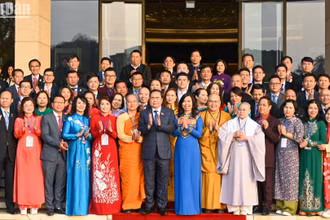 Chủ tịch Quốc hội Trần Thanh Mẫn cùng các đại biểu với các kiều bào tại cuộc gặp mặt.