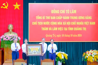 Tổng Bí thư, Chủ tịch nước Tô Lâm tặng quà cho tỉnh Quảng Trị ngày 16/10/2024