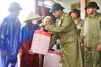 Đồng chí Võ Văn Hưng trao quà hỗ trợ người dân có hoàn cảnh đặc biệt khó khăn ở xã Vĩnh Lâm.