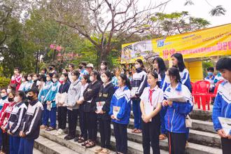 Xúc động với hơn 30 học sinh có hoàn cảnh mồ côi đến với chương trình ý nghĩa.