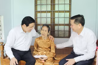 Trưởng Ban Nội chính Trung ương Phan Đình Trạc, Bí thư Tỉnh ủy Nguyễn Long Hải thăm hỏi, động viên Mẹ Việt Nam Anh hùng Nguyễn Thị Nậy.