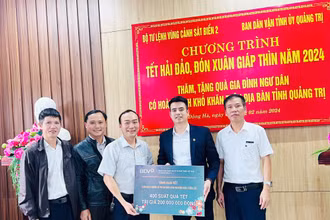 Phó Giám đốc BIDV Chi nhánh Quảng Trị Đỗ Anh Dũng trao bảng tượng trưng tặng quà cho huyện Đảo Cồn Cỏ.