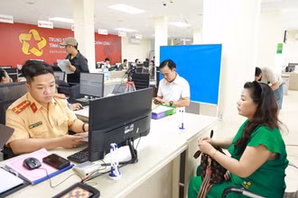 Lực lượng Công an làm thủ tục cấp đổi giấy phép lái xe cho người dân.