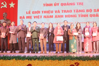 Trao tặng bộ sách “Bà mẹ Việt Nam Anh hùng tỉnh Quảng Trị” cho đại diện thân nhân Bà mẹ Việt Nam Anh hùng tỉnh Quảng Trị. 
