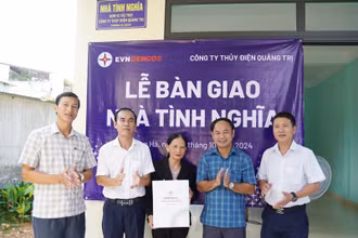 Lãnh đạo công ty và chính quyền địa phương bàn giao nhà tình nghĩa cho bà Hoàng Thị Nhiệm.