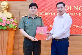 Bí thư Tỉnh ủy tỉnh Quảng Trị Nguyễn Long Hải trao quyết định cho Đại tá Vũ Văn Đấu.