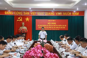 Thượng tá Bùi Xuân Bình, Bí thư Đảng ủy, Chính ủy Vùng chủ trì Hội nghị. (Ảnh: CTV HQ) 