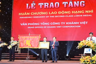 Thừa ủy nhiệm của Chủ tịch nước, ông Nguyễn Tấn Tuân, Chủ tịch Ủy ban nhân dân tỉnh Khánh Hòa trao Huân chương Lao động hạng Nhì cho Văn phòng Tổng Công ty Khánh Việt.