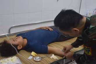 Lực lượng quân y đảo Song Tử Tây chăm sóc các ngư dân bị ngộ độc. (Ảnh: CTV HQ) 