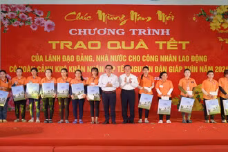 Phó Chủ tịch Quốc hội Nguyễn Khắc Định và Chủ tịch Ủy ban nhân dân tỉnh Khánh Hòa trao quà Tết tặng công nhân có hoàn cảnh khó khăn tại Khu Công nghiệp Suối Dầu. (Ảnh: VÕ TOÀN) 