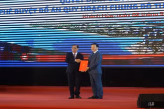 Phó Thủ tướng Trần Hồng Hà trao Quyết định của Thủ tướng Chính phủ Phê duyệt Quy hoạch chung đô thị mới Cam Lâm đến năm 2045 cho Chủ tịch Ủy ban nhân dân tỉnh Khánh Hòa Nguyễn Tấn Tuân. (Ảnh: PHONG NGUYÊN)