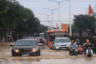 Đến sáng ngày 16/12, đường 23 tháng 10 (thành phố Nha Trang, Khánh Hòa) vẫn còn ngập sâu, phương tiện đi lại khó khăn. (Ảnh: PHONG NGUYÊN) 