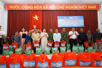 Chỉ huy Lữ đoàn và các nhà tài trợ trao quà tặng gia đình chính sách, gia đình có hoàn cảnh khó khăn. (Ảnh: CTV HQ)