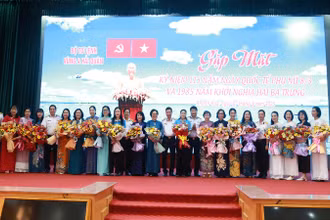 Lãnh đạo Vùng 4 tặng hoa chúc mừng Hội viên Hội phụ nữ. (Ảnh: CTV HQ) 