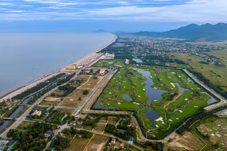 Du lịch được xác định là một trong bốn ngành kinh tế trọng điểm của Hà Tĩnh. (Trong ảnh, một góc khu du lịch biển Xuân Thành, Nghi Xuân)