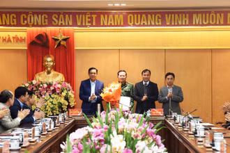 Các đồng chí Thường trực Tỉnh ủy Hà Tĩnh tặng hoa chúc mừng Thượng tá Nguyễn Xuân Thắng.