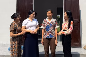 Các đồng chí lãnh đạo phường Hưng Trí (thị xã Kỳ Anh) chia sẻ niềm vui về ngôi nhà mới cùng chị Hồ Thị Hấn.