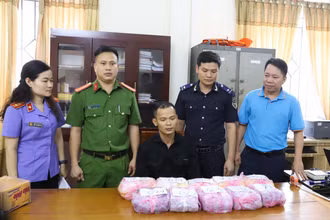 Đối tượng Nguyễn Thành Luân (người ngồi giữa) và tang vật bị thu giữ.