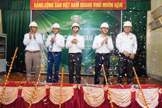 Đại diện lãnh đạo doanh nghiệp Nhựa Tiền Phong và chính quyền địa phương thực hiện lễ động thổ cầu Khe Tuần.