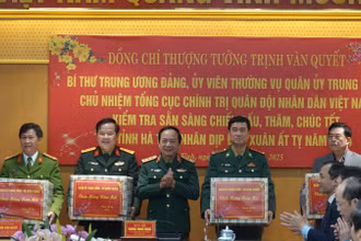 Đồng chí Trịnh Văn Quyết trao quà cho các đơn vị lực lượng vũ trang trên địa bàn Hà Tĩnh.