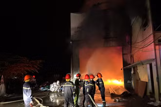 Lực lượng chức năng nhanh chóng có mặt tại hiện trường để khống chế đám cháy.