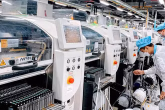 Lao động làm việc tại nhà máy Pegatron Việt Nam ở khu công nghiệp DEEP-C Hải Phòng. (Ảnh: QUANG DŨNG)
