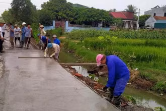 Xã Ngũ Hùng huy động nhân dân đóng góp mở rộng đường giao thông nông thôn.
