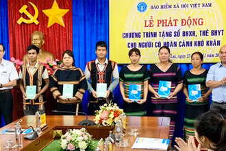 Tặng sổ bảo hiểm xã hội, thẻ bảo hiểm y tế cho người dân có hoàn cảnh khó khăn tại Gia Lai. (Ảnh: Bảo hiểm xã hội Gia Lai)