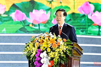 Đồng chí Võ Văn Thưởng, Ủy viên Bộ Chính trị, Thường trực Ban Bí thư, phát biểu tại Lễ kỷ niệm 200 năm danh xưng Ninh Bình và 30 năm tái lập tỉnh, ngày 27/3/2022. Ảnh: DUY LINH)