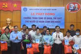 Tặng sổ bảo hiểm xã hội, thẻ bảo hiểm y tế cho người dân có hoàn cảnh khó khăn tại Điện Biên (Ảnh: Bảo hiểm xã hội tỉnh Điện Biên)