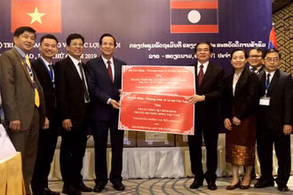 Bộ trưởng Lao động-Thương binh và Xã hội Đào Ngọc Dung trao hỗ trợ trang thiết bị dạy nghề và thiết bị văn phòng cho Bộ Lao động và Phúc lợi xã hội Lào, trao máy móc, trang thiết bị cho Trung tâm Chỉnh hình và Phục hồi chức năng cho thương binh và người khuyết tật 686 của Lào vào tháng 3/2019 (Ảnh: Molisa).