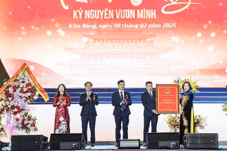 Đồng chí Nguyễn Thị Thanh, Ủy viên Trung ương Đảng, Phó Chủ tịch Quốc hội trao Quyết định của Ủy ban Thường vụ Quốc hội về việc thành lập thị xã Kim Bảng.