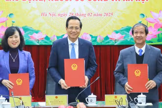 Ba Bộ trưởng bàn giao nhiệm vụ quản lý nhà nước một số lĩnh vực lao động, người có công và xã hội. (Ảnh Molisa)