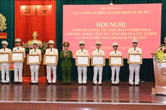 Thừa ủy quyền của Chủ tịch nước, Thứ trưởng Công an Nguyễn Văn Long trao Huân chương Chiến công tặng các các nhân, vì đã có thành tích xuất sắc trong phòng, chống tội phạm ma túy. (Ảnh: HUY HÀ)