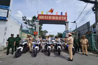 [Video] Hạn chế giao thông qua khu vực thi công khán đài phục vụ Lễ kỷ niệm 50 năm Ngày Giải phóng miền Nam