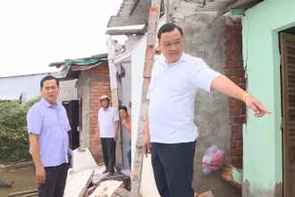 Bí thư Thị ủy Giá Rai Huỳnh Công Quân đến hiện trường kiểm tra, chỉ đạo khắc phục vụ hậu quả sạt lở.