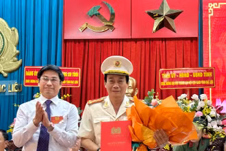 Đồng chí Tạ Trung Dũng thay mặt Thường trực Tỉnh ủy Bạc Liêu trao quyết định của Chủ tịch Ủy ban nhân dân tỉnh thành lập Hội Cựu Công an nhân dân tỉnh Bạc Liêu. (Ảnh: TRỌNG DUY)