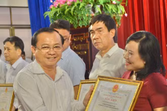Phó Chủ tịch Thường trực Ủy ban nhân dân tỉnh Bạc Liêu Lê Tấn Cận trao bằng khen các doanh nghiệp, nhà hảo tâm tích cực ủng hộ Quỹ Khuyến học của tỉnh.