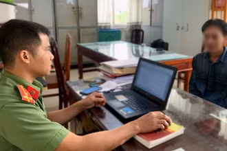 Anh G.Q.T kể lại quá trình bị đánh đập, giam giữ tại Myanmar. (Ảnh: TRỌNG NGUYỄN)