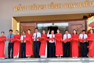 Đồng chí Võ Văn Dũng, Ủy viên Trung ương, Phó Trưởng ban Thường trực Ban Nội chính Trung ương (đứng giữa) cắt băng khánh thành dự án Bảo tàng tổng hợp tỉnh Bạc Liêu. Ảnh: TRỌNG DUY