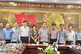 Đồng chí Huỳnh Quốc Việt, Phó Bí thư Thường trực Tỉnh ủy Bạc Liêu (thứ 6, từ trái qua) chụp ảnh lưu niệm với các thành viên đoàn công tác.